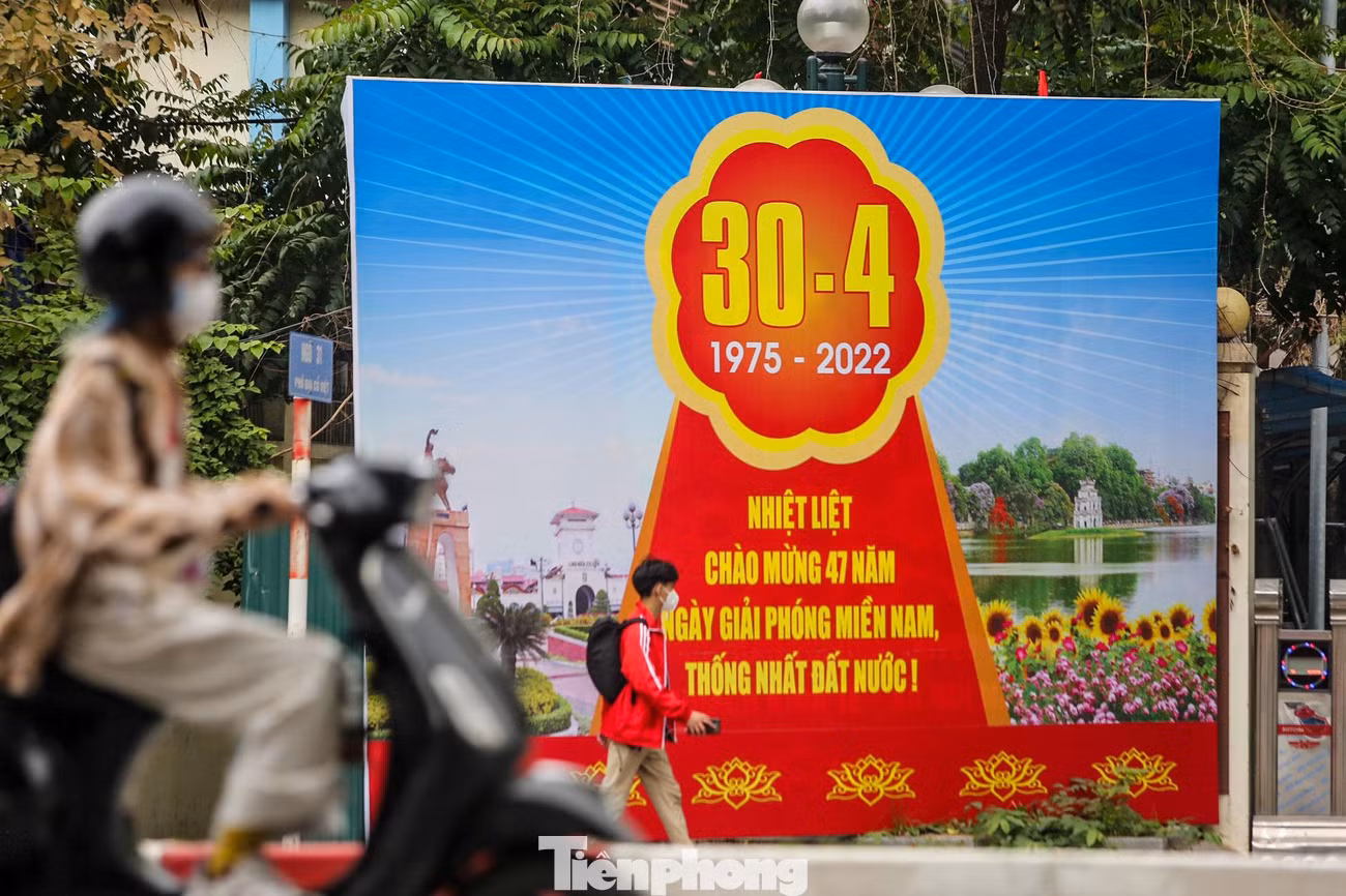 Một tấm áp phích khổ lớn với khẩu hiệu “Nhiệt liệt chào mừng 47 năm Ngày Giải phóng miền Nam, thống nhất đất nước” trên phố Đại Cồ Việt.