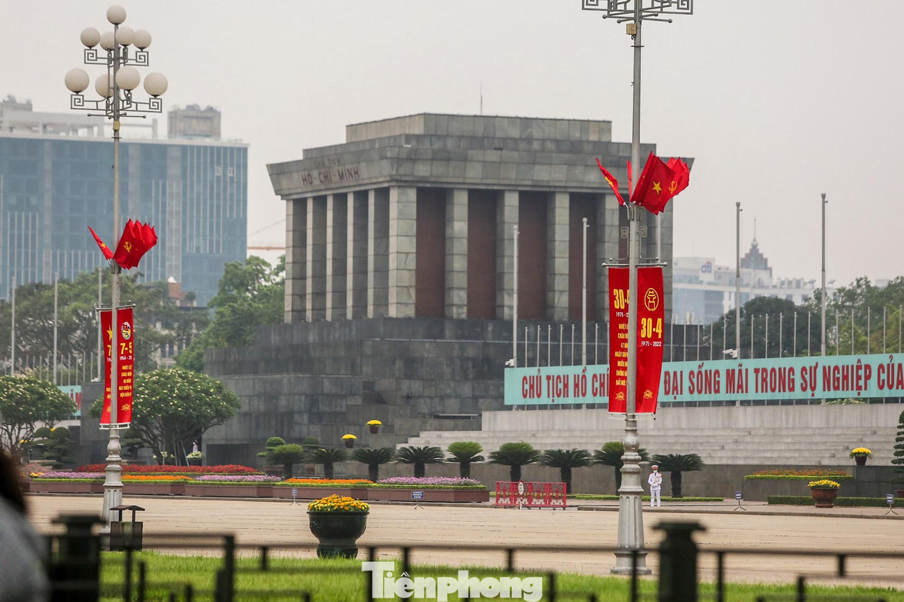 Khu vực Quảng trường Ba Đình, Lăng Chủ tịch Hồ Chí Minh phấp phới cờ hoa. Khu vực Quảng trường Ba Đình, Lăng Chủ tịch Hồ Chí Minh phấp phới cờ hoa.