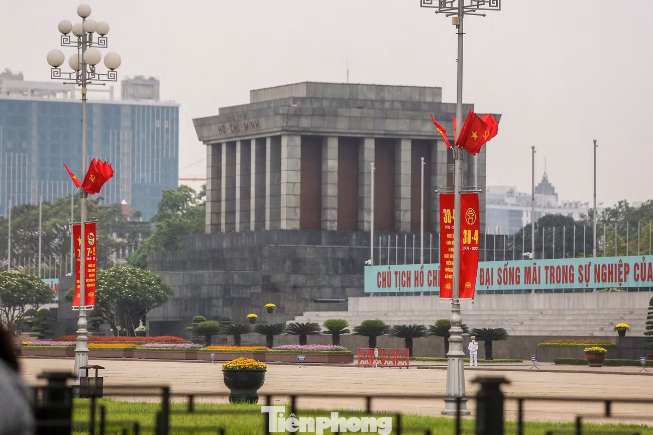 Khu vực Quảng trường Ba Đình, Lăng Chủ tịch Hồ Chí Minh phấp phới cờ hoa.