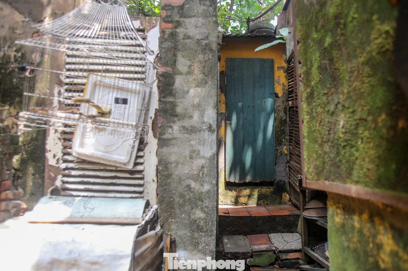 Khu vệ sinh chung ẩm thấp dưới tầng 1.