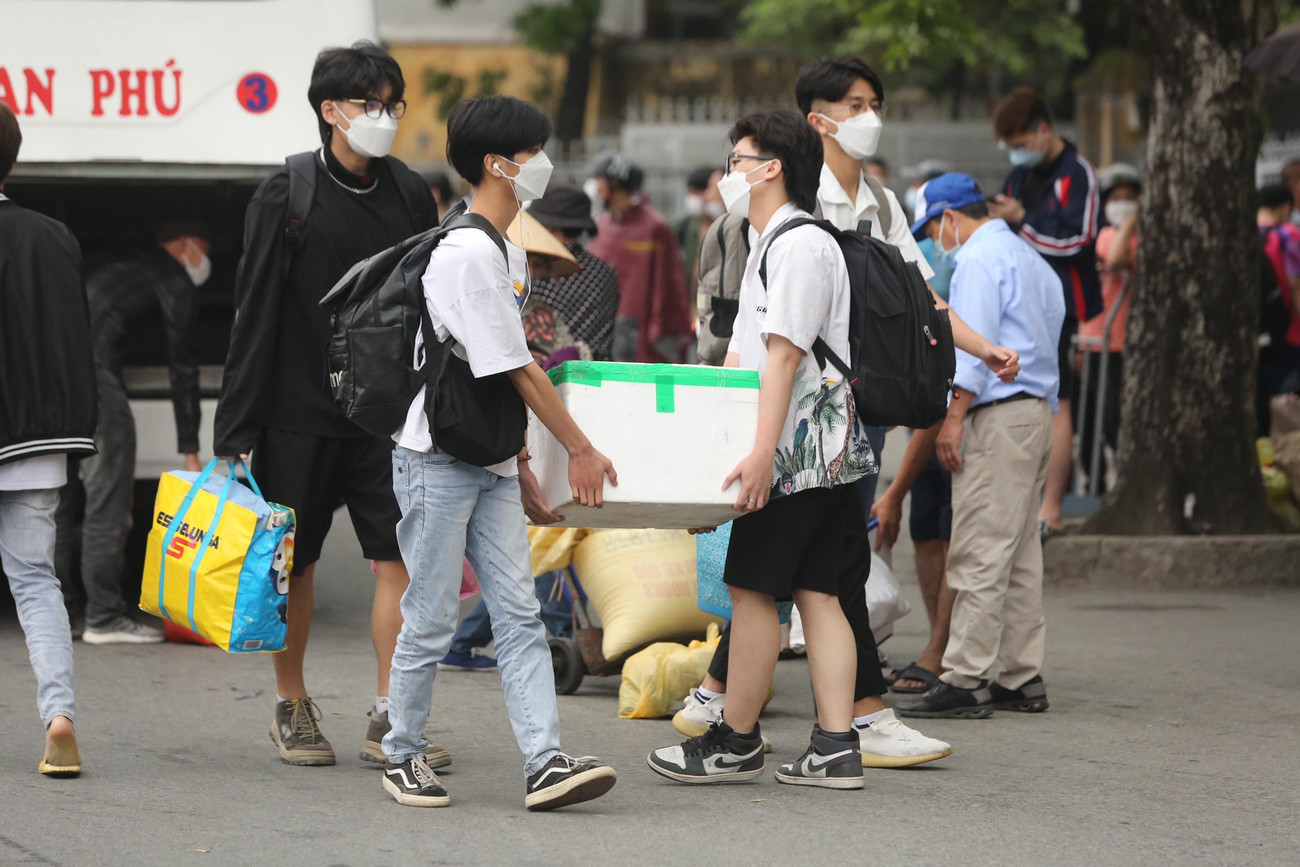 Nhiều đồ khá nặng, cần tận hai người bê.