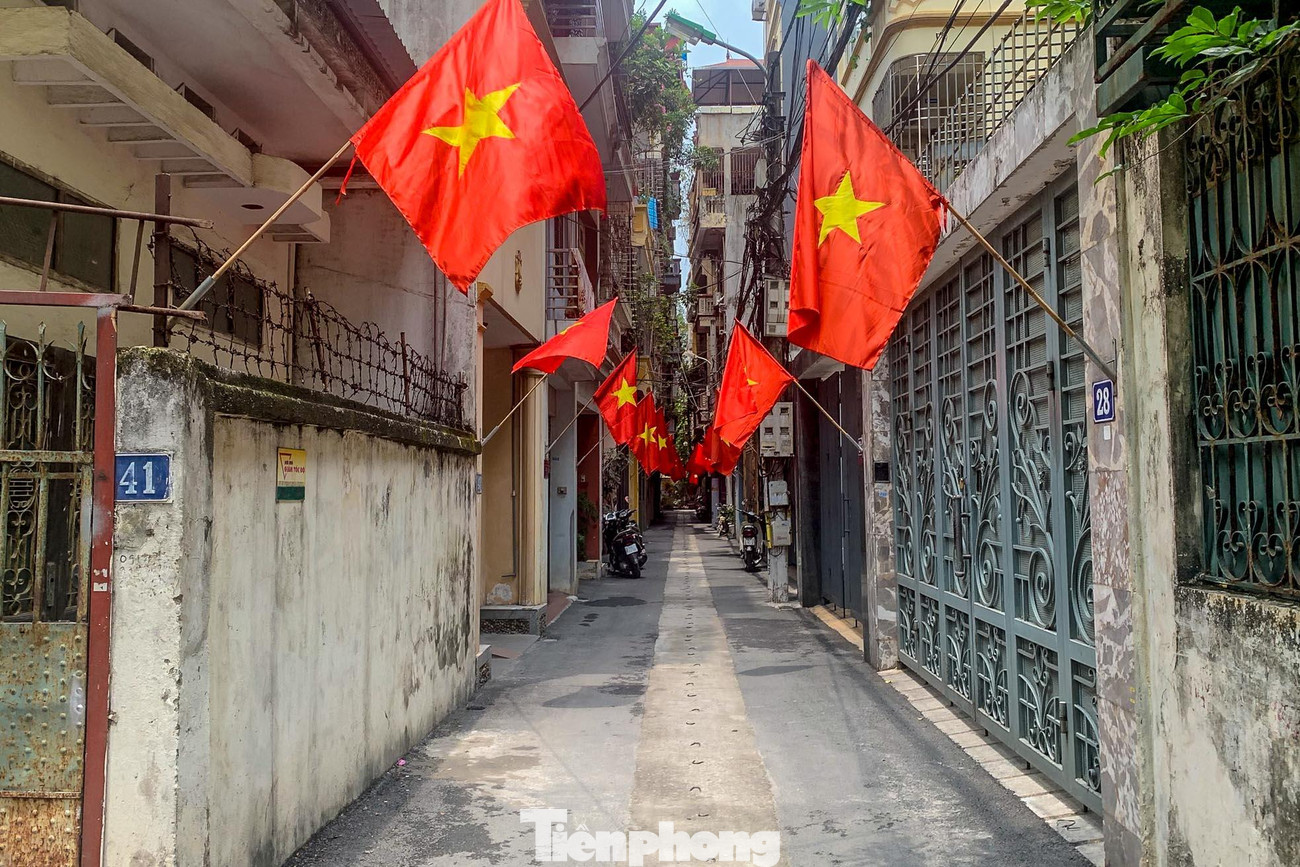 Cờ đỏ sao vàng kiêu hãnh tung bay trong những con phố nhỏ.
