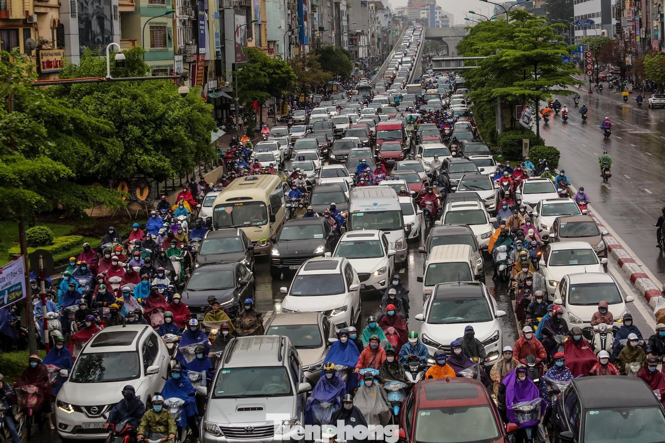 Đường Trường Chinh, "điểm nóng" giao thông cũng chịu cảnh tương tự.