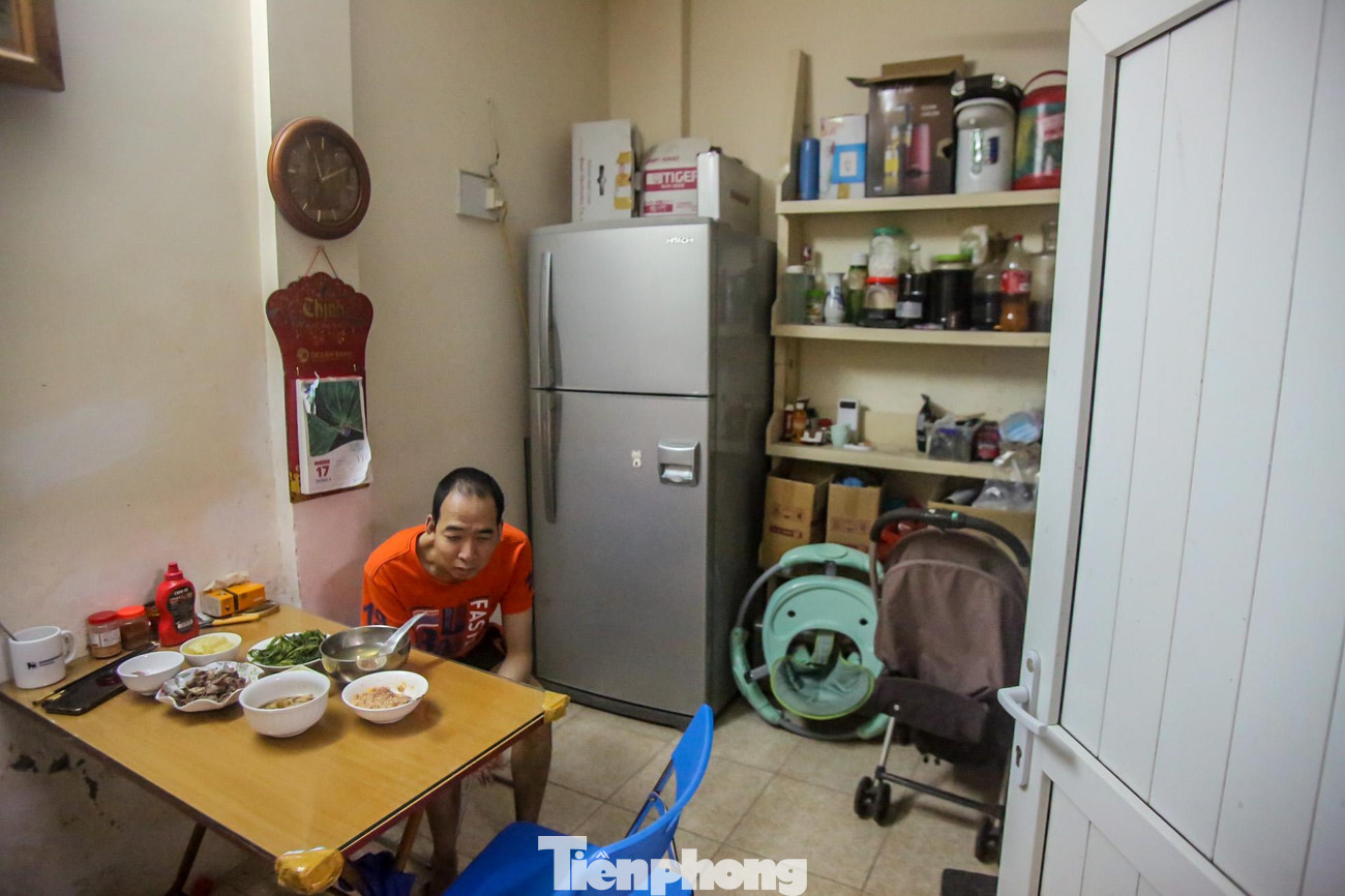 Căn biệt thự trên cũng là nơi sinh sống của 5-7 hộ dân, mỗi hộ cũng chỉ khoảng 24m2.