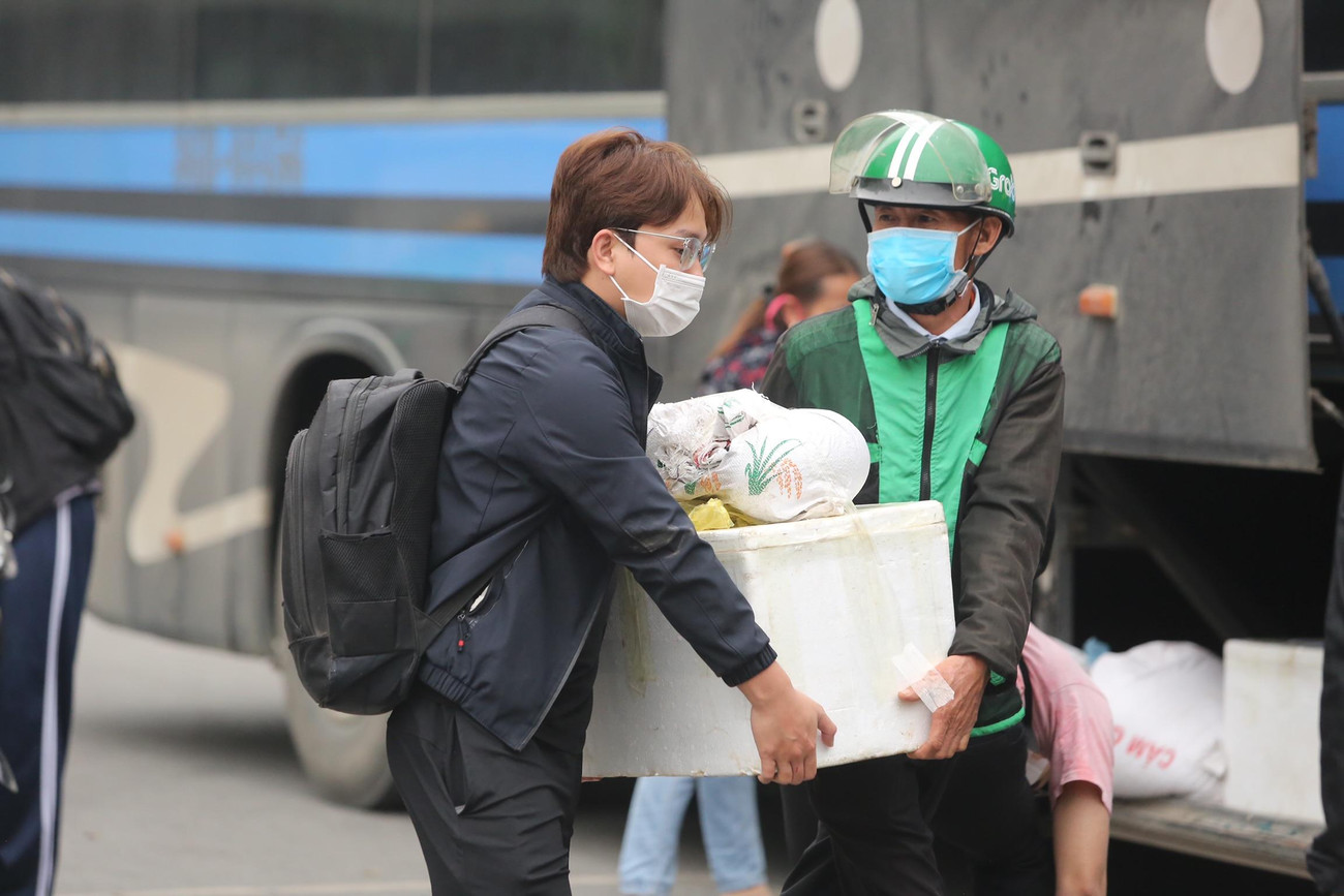 Sau kỳ nghỉ lễ kéo dài 3 ngày, nhiều người "tay xách nách mang" đủ thứ khi trở lại Hà Nội.