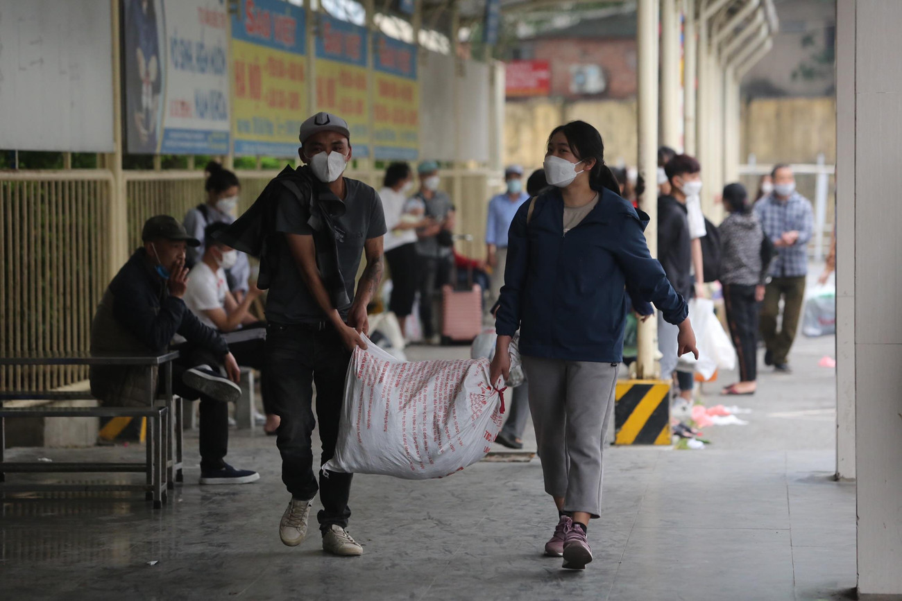 Chiều nay (11/4), ngày cuối cùng của đợt nghỉ lễ Giỗ tổ Hùng Vương, người dân từ các tỉnh đổ về Hà Nội sau kỳ nghỉ lễ.