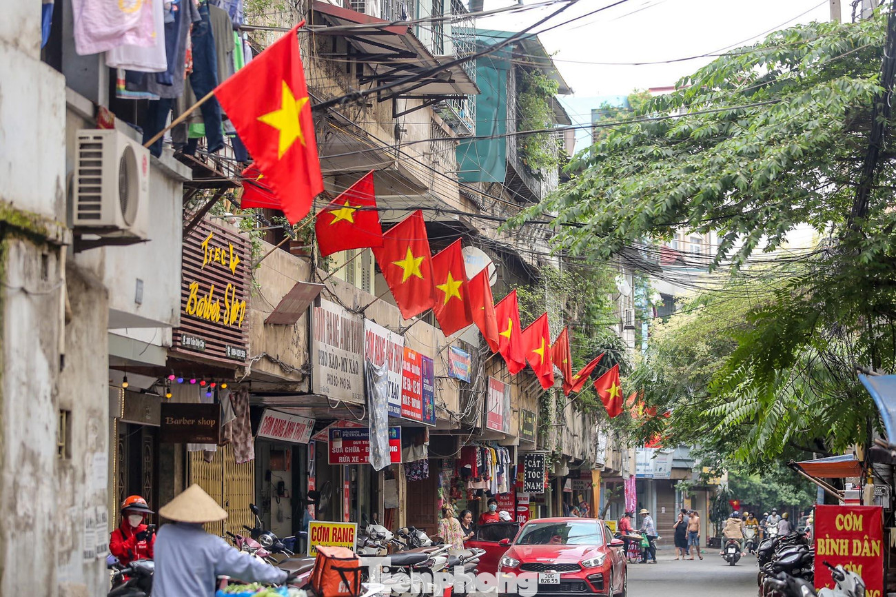 Hàng cờ thẳng tắp trên hiên nhà những khu tập thể, chung cư.