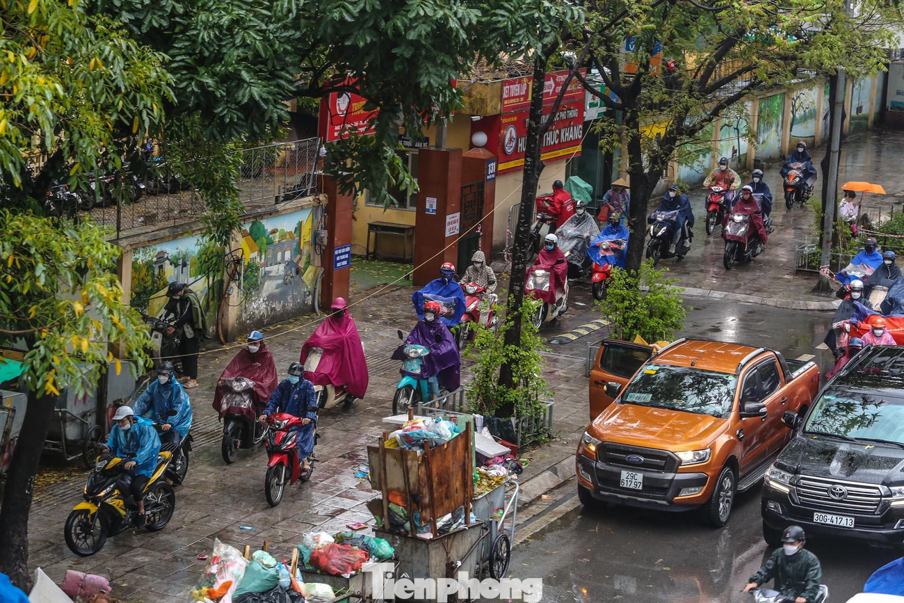 Dòng xe máy leo lên vỉa hè, tìm lối đi riêng bất chấp nguy hiểm.