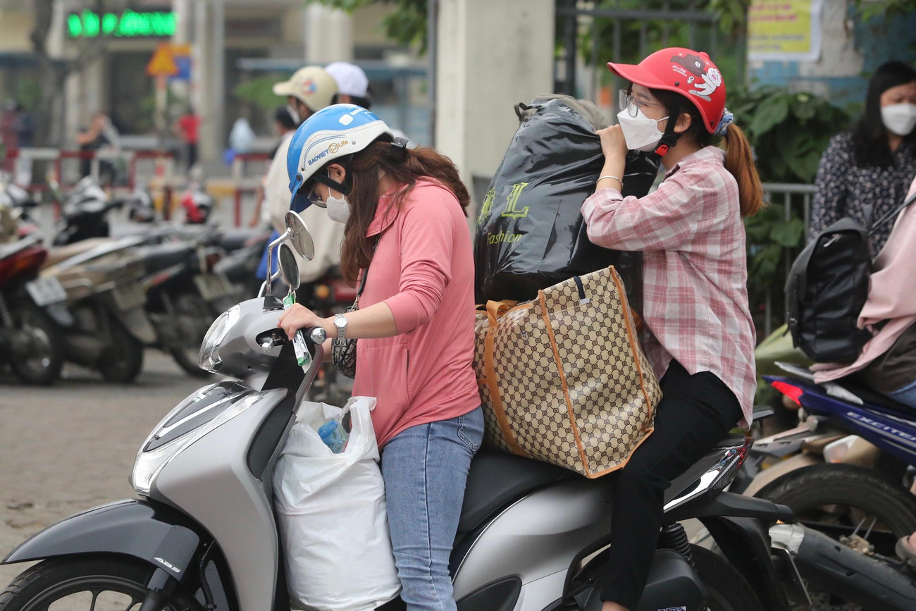 Đồ đạc và người "chật cứng" trên chiếc xe.