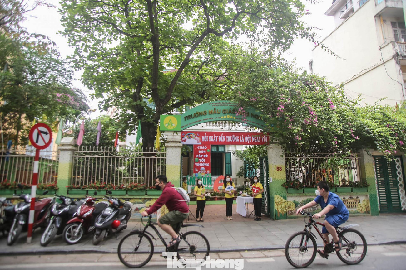 Biển hiệu, băng rôn chào mừng các em mầm non đến trường được trang trí rực rỡ tại các điểm trường ở Hà Nội.