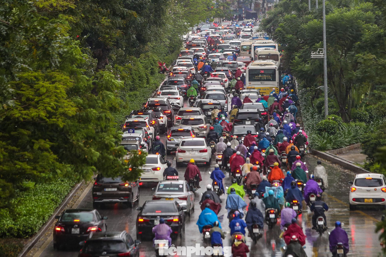 Theo dự báo thời tiết ngày 1/4, khu vực Hà Nội, hôm nay có mưa rào và giông; trời chuyển rét với nhiệt độ thấp nhất 14-17 độ.