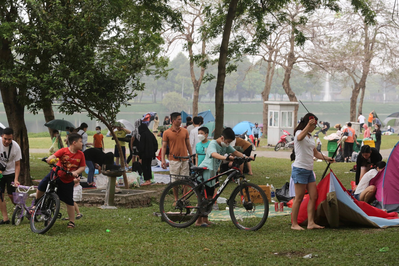 Các bãi cỏ gần như không còn chỗ trống.