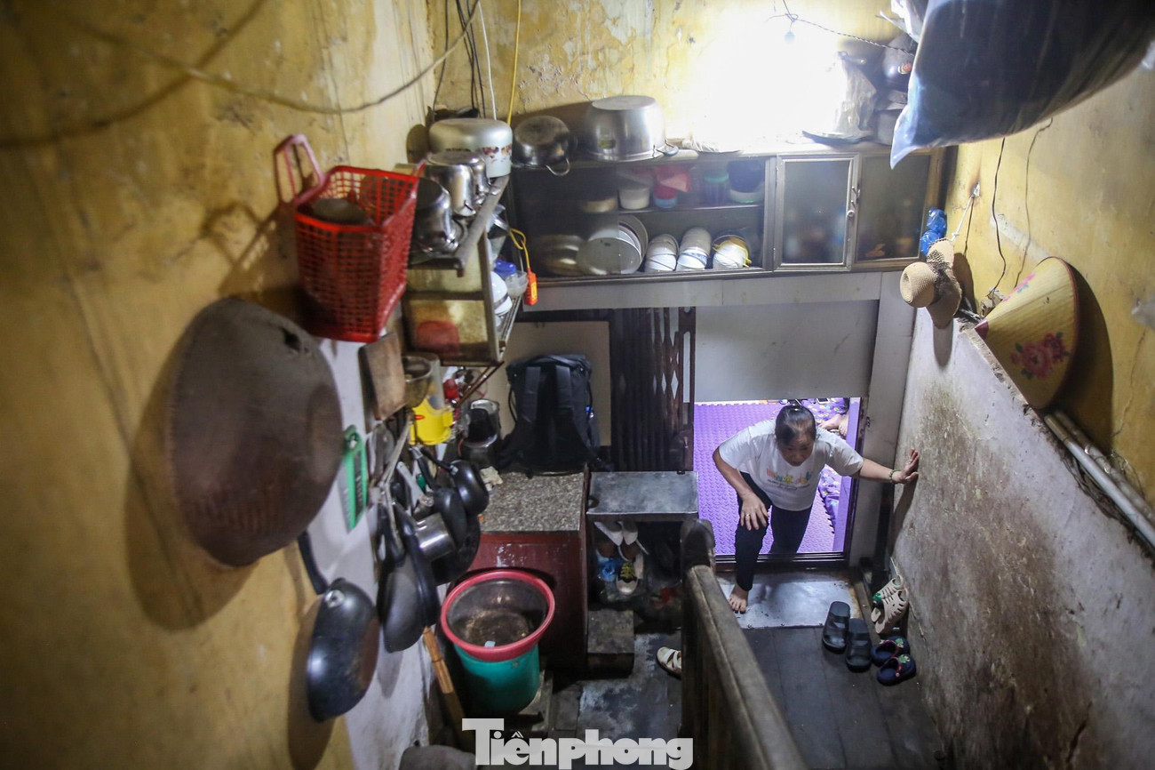 Ông Lâm Tiến Tài (70 tuổi), sống tại căn biệt thự từ khi còn nhỏ và được thừa hưởng căn nhà sau khi bố mẹ qua đời. Sau khi lấy vợ, ông cơi nới chiếu nghỉ tầng 2 thành một không gian rộng khoảng 13m2 làm nơi sinh sống cho đến bây giờ.