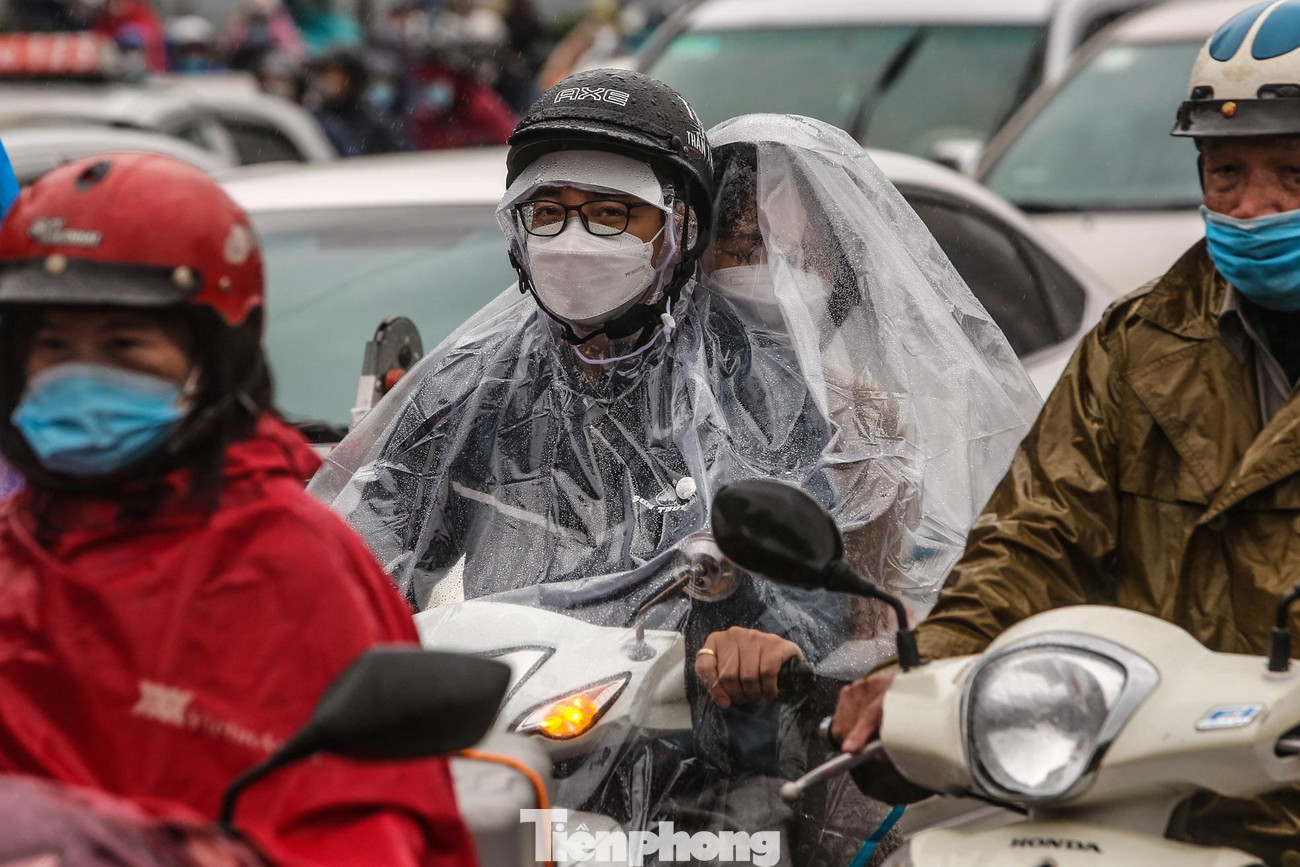 Người dân di chuyển đều mặc áo mưa.