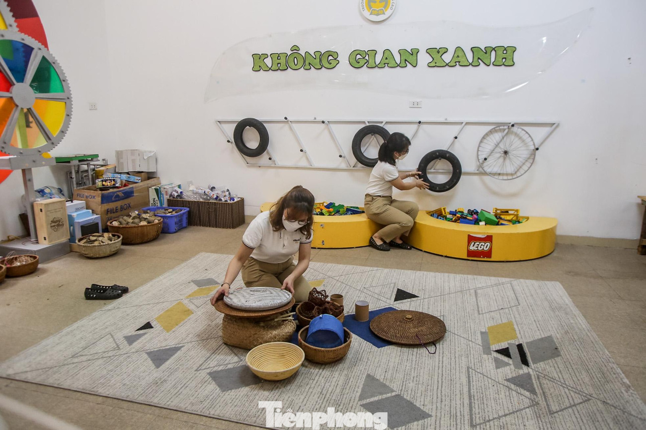 Để đón học sinh quay trở lại trường sau gần một năm đóng cửa, các trường mầm non đều tất bật chuẩn bị, lên các phương án để đón các em quay lại trường học trực tiếp.
