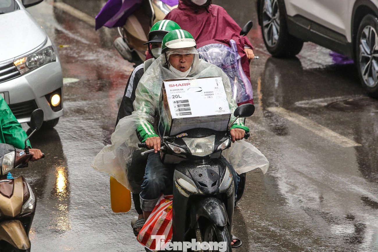 Cơn mưa rào khiến việc di chuyển càng trở nên khó khăn.
