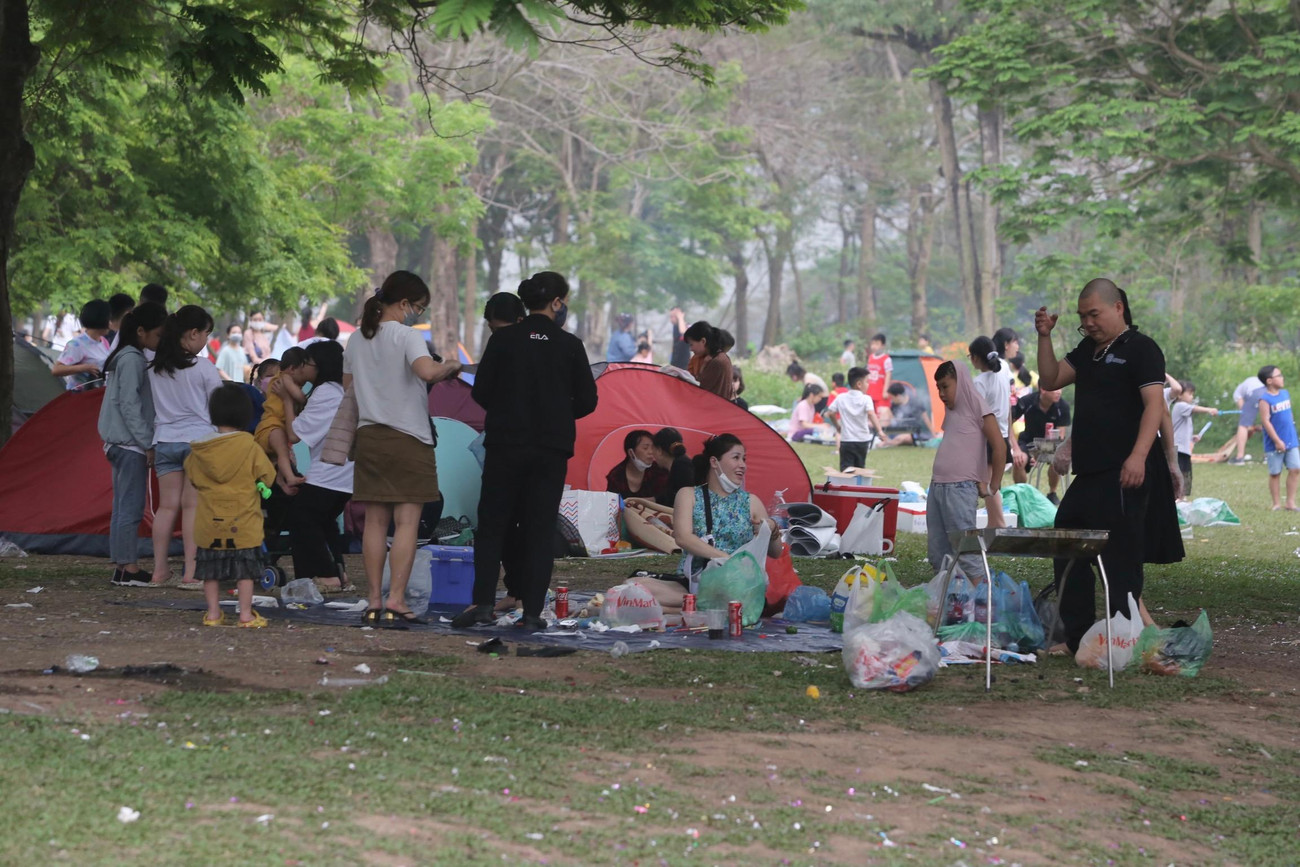 Khoảng thời gian đông khách nhất là buổi trưa và buổi chiều tối. Nhiều hội nhóm, gia đình tổ chức cắm trại ở công viên.