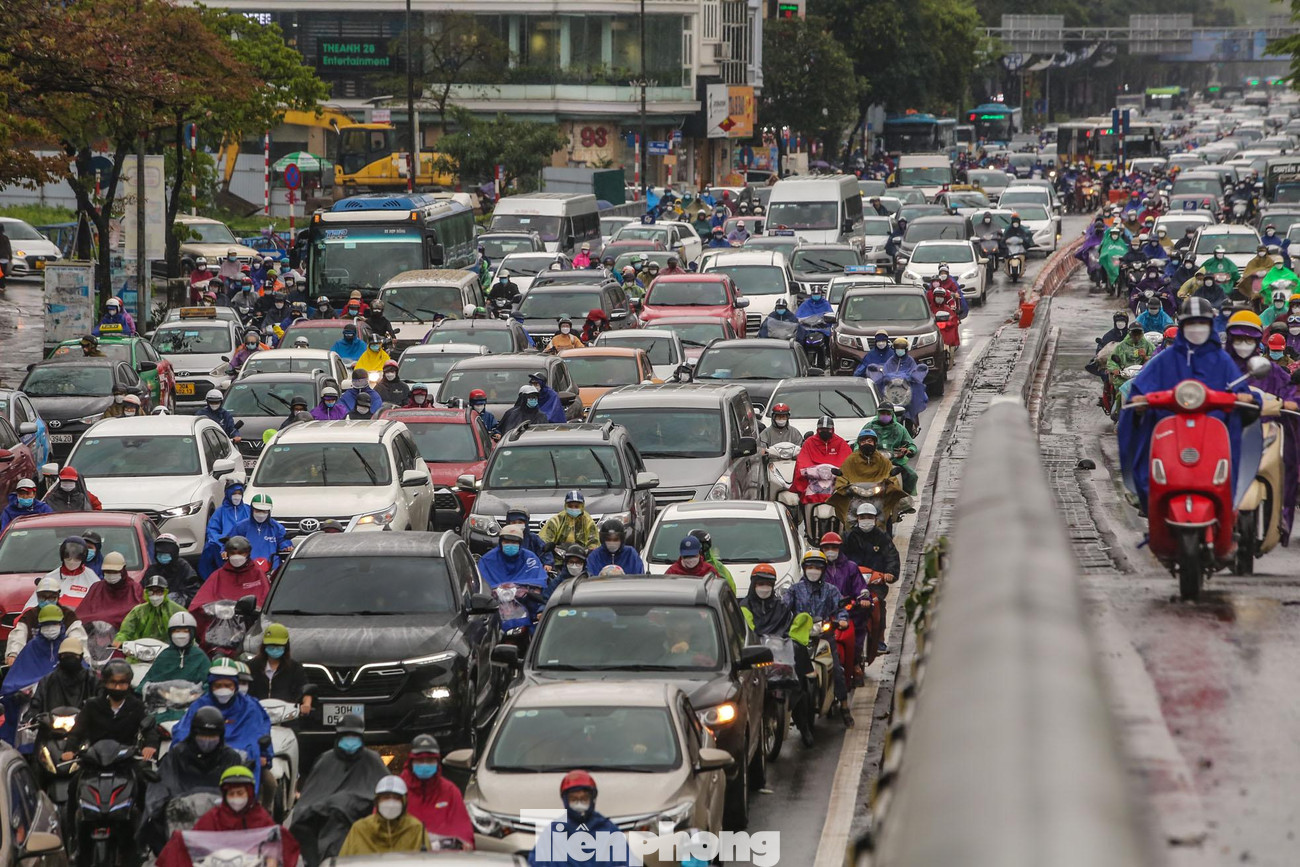 Cảnh tắc đường dưới chân cầu vượt Ngã Tư Sở.