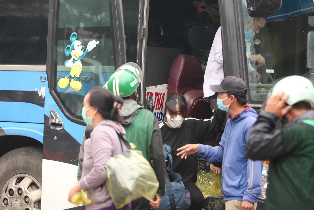 Hành khách trở lại Hà Nội sau kỳ nghỉ lễ.