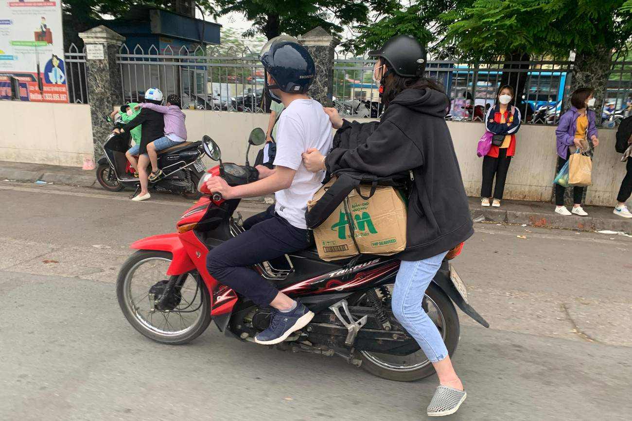 Người phụ nữ phải ngồi tận đuôi xe, "nhường chỗ" cho đồ đạc mang theo trên đường trở lại Hà thành.