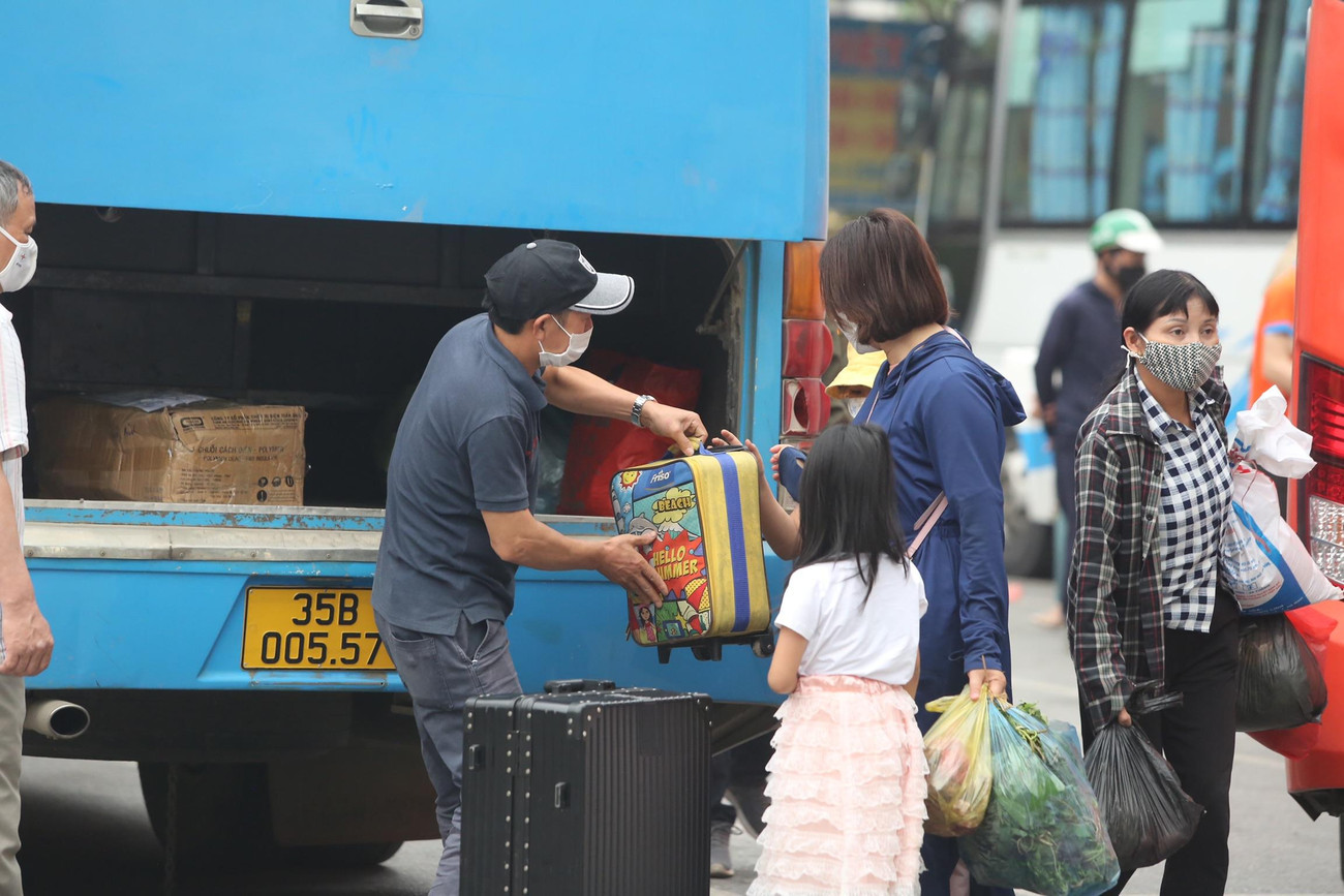 Bến xe tấp nập trong chiều ngày cuối cùng của kỳ nghỉ lễ.