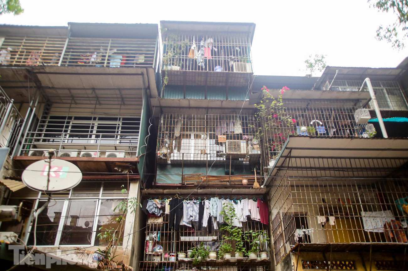 "Ngột thở" với hình ảnh chung cư cũ dày đặc các chuồng cọp.