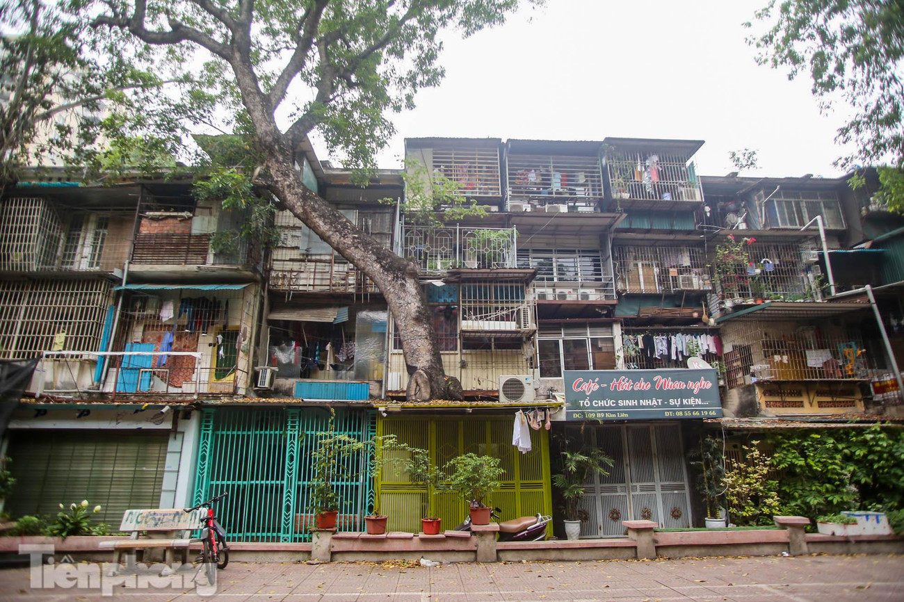 Theo ghi nhận của PV, khu tập thể B9, nơi xảy ra vụ cháy nghiêm trọng kể trên có nhiều "chuồng cọp" được người dân cơi nới thêm diện tích để sử dụng. Điều này tiềm ẩn nhiều nguy hiểm đến tính mạng khi có sự cố cháy, nổ xảy ra.