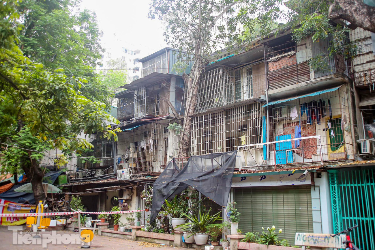 Nếu không may xảy ra cháy, nổ sẽ để lại hậu quả khôn lường bởi kiểu thiết kế “nội bất xuất, ngoại bất nhập” như thế này khiến cho cảnh sát chữa cháy gặp nhiều khó khăn trong việc tiếp cận cứu người, dập lửa.