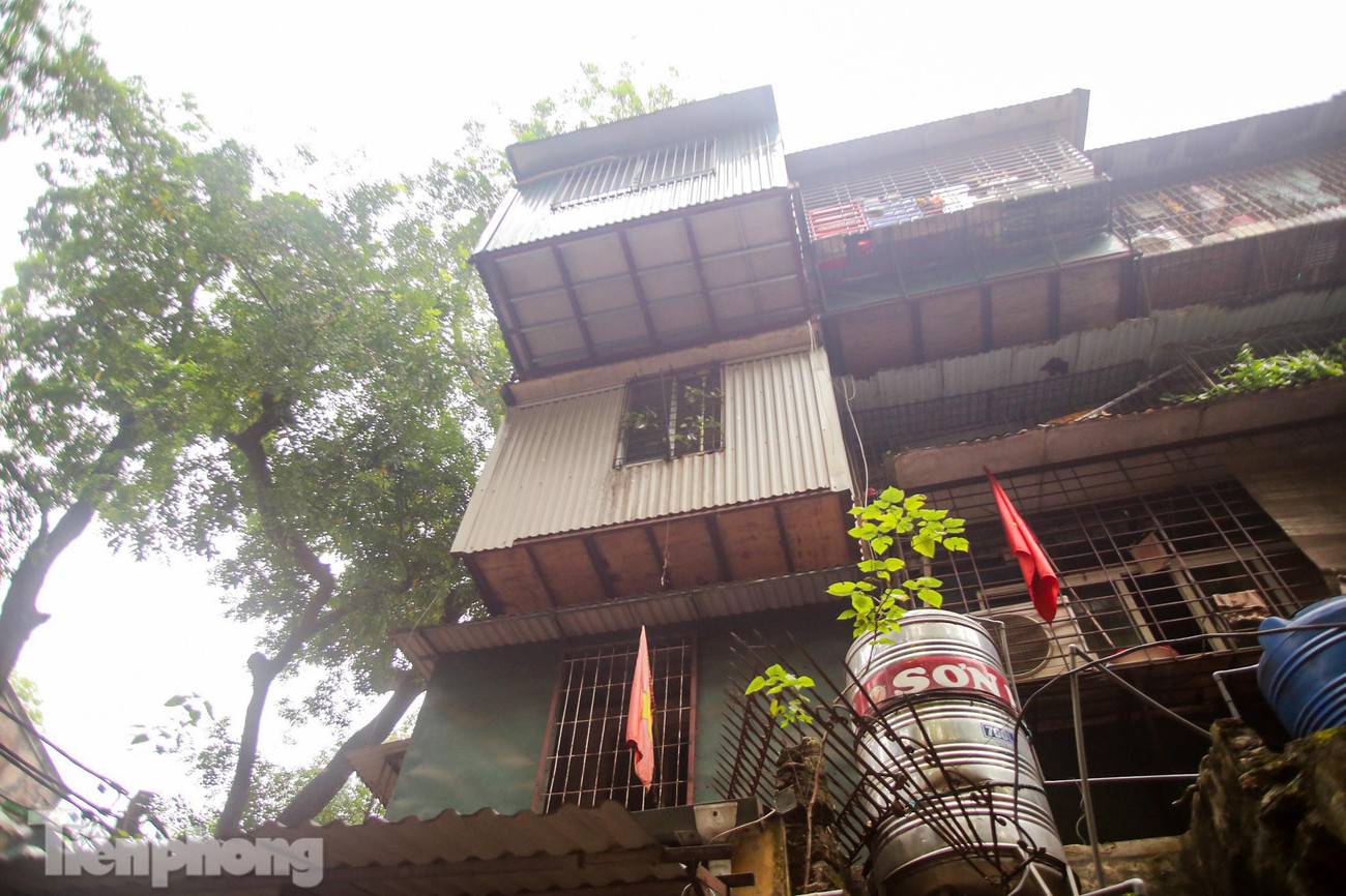 Tình trạng cơi nới, dựng "chuồng cọp" không chỉ ở B9 Kim Liên, mà diễn ra ở nhiều khu tập thể cũ trên địa bàn Hà Nội.