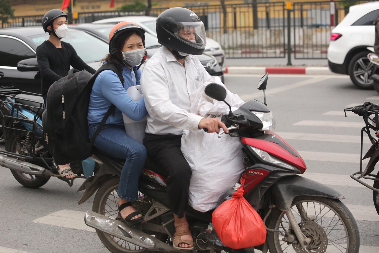 Trên tuyến đường Giải Phóng, một trong những cửa ngõ của Thủ đô, không khó bắt gặp những chiếc xe máy chở đồ lỉnh kỉnh.