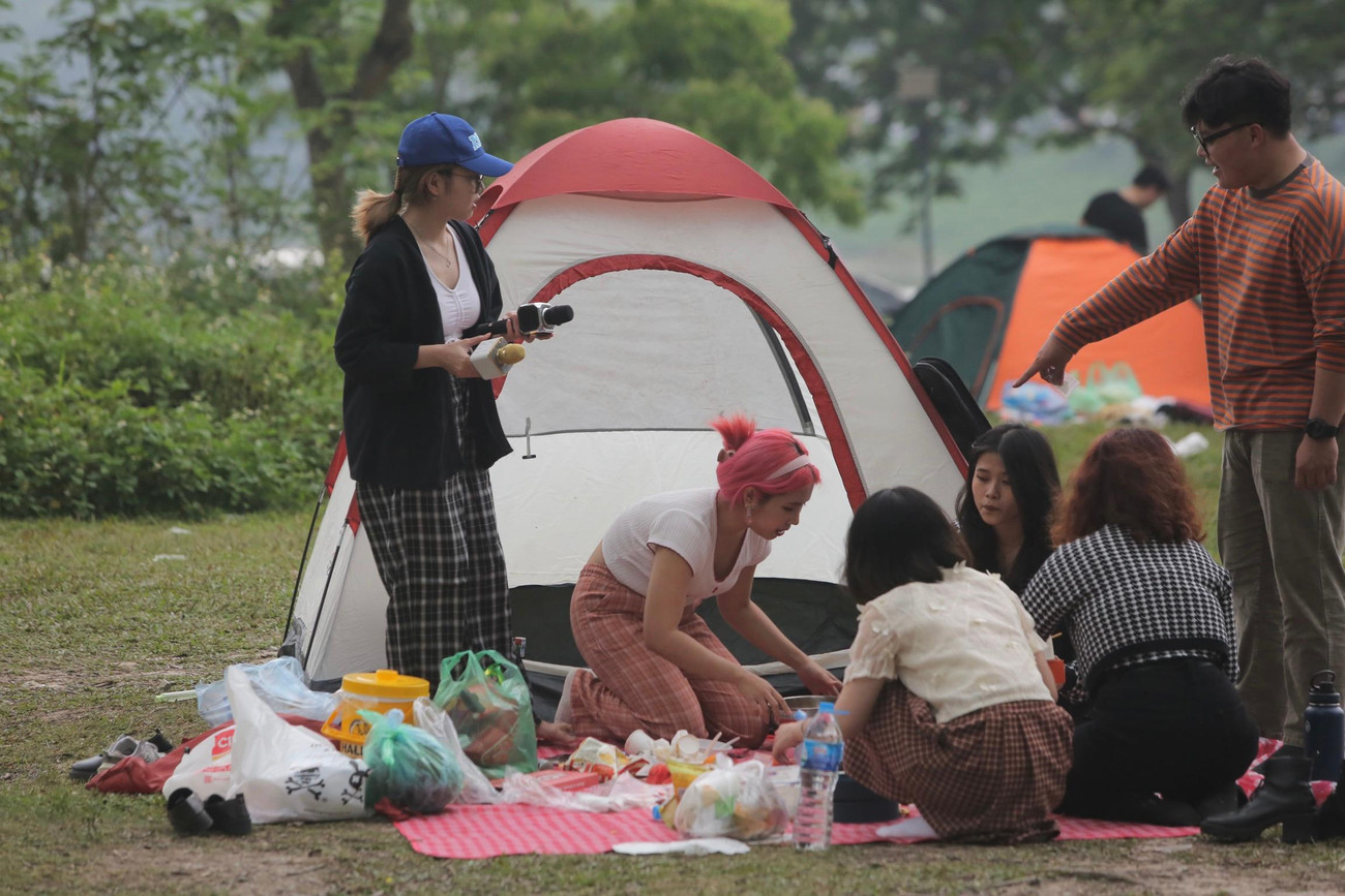 Một số du khách tỏ ra chủ quan khi không đeo khẩu trang nơi công cộng.