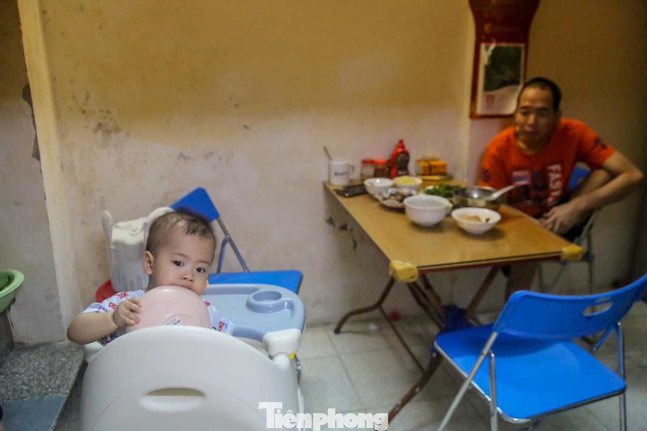 Mọi sinh hoạt được gói gọn trong căn phòng nhỏ.