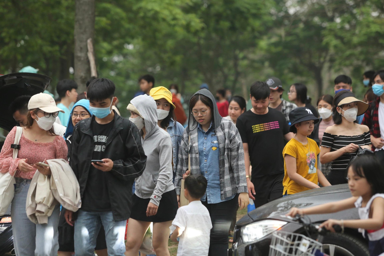 Nhiều con đường trong công viên đông kín người.