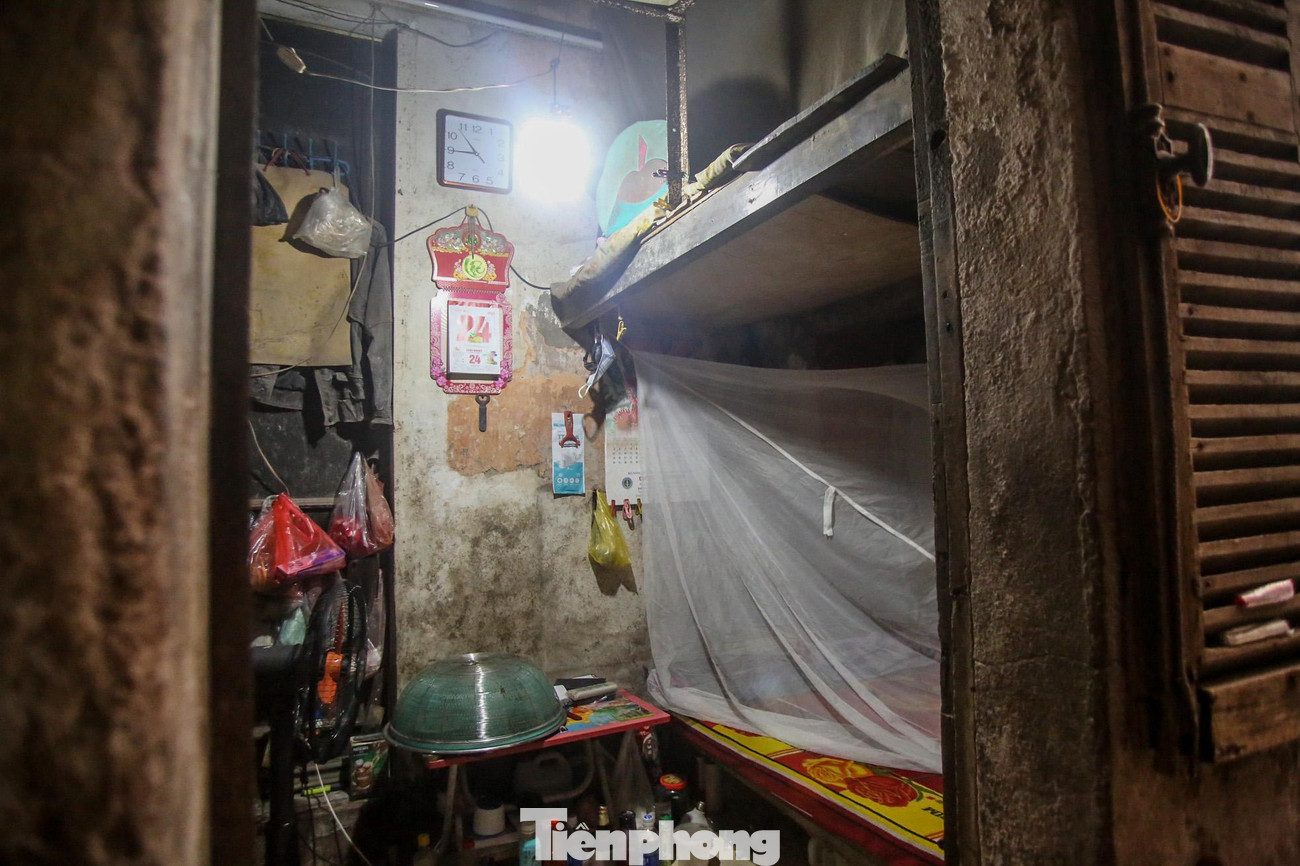 Cảnh nhếch nhác, chật hẹp trong ngôi biệt thự kiến trúc Pháp.