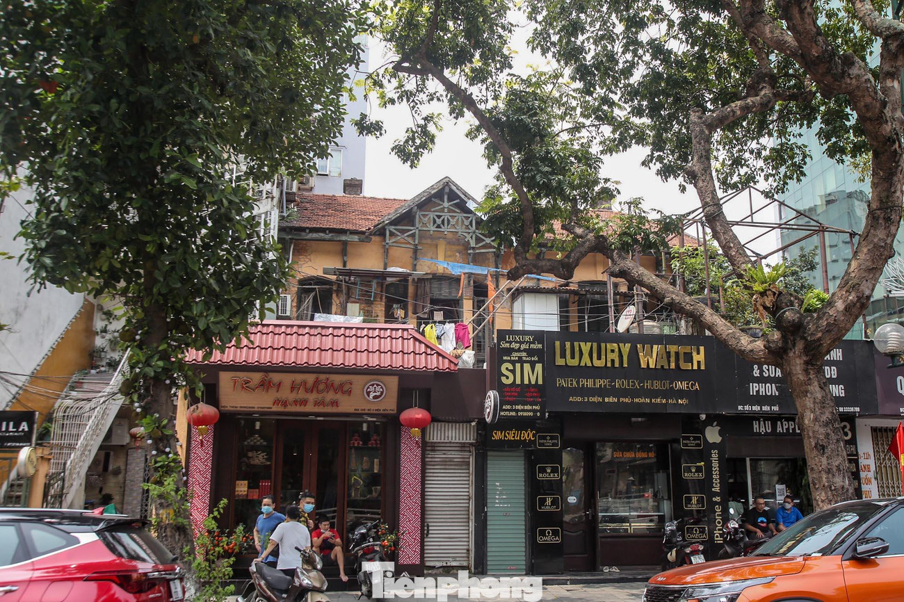 Nằm lọt thỏm giữa những hàng quán với mặt tiền đắt đỏ, ngôi biệt thự cũ số 3 Điện Biên Phủ được xây theo kiến trúc Pháp đang xuống cấp trầm trọng.