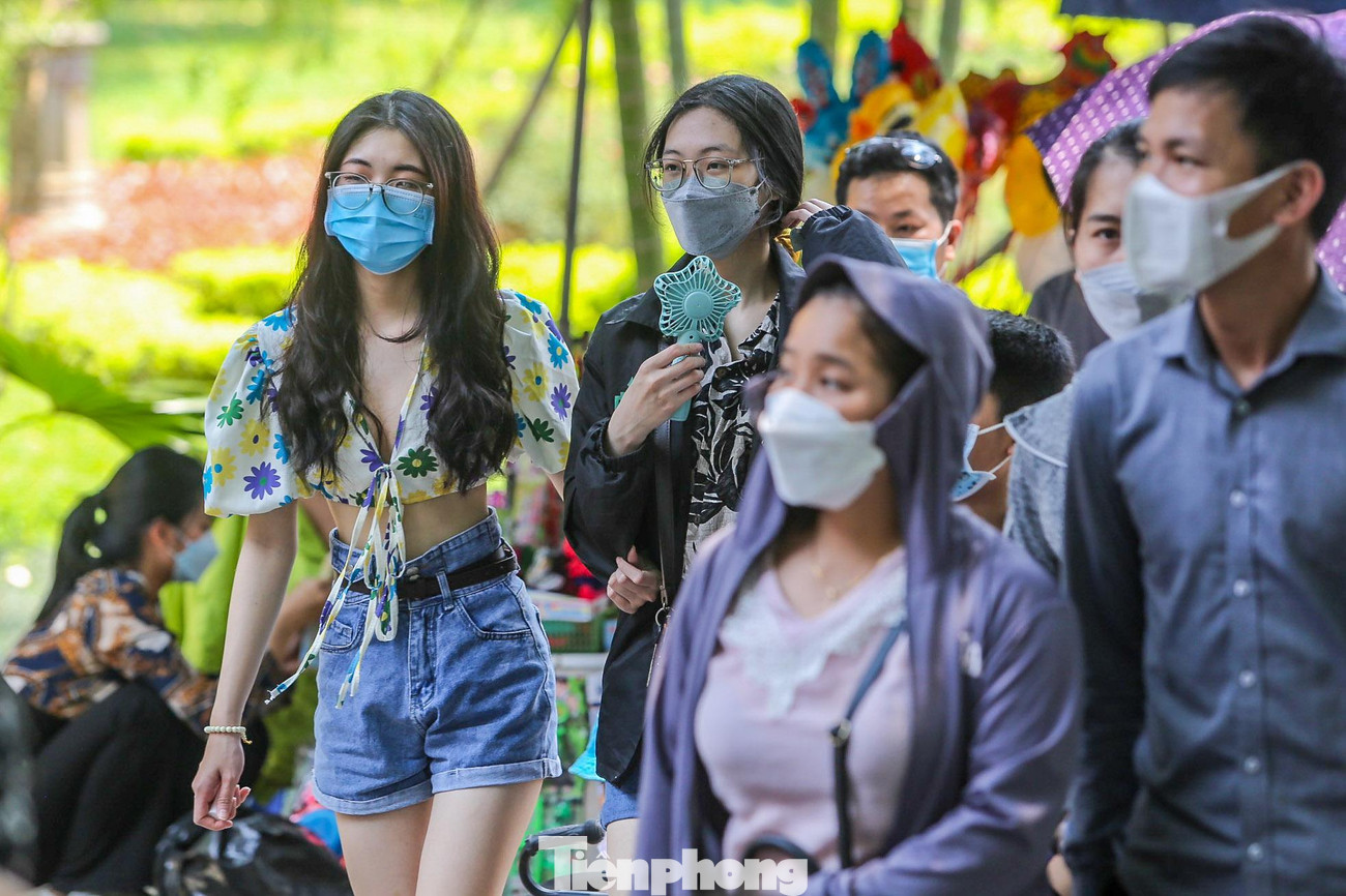 Không chỉ gia đình, nhiều bạn trẻ cũng tranh thủ đến đây trong ngày nghỉ lễ.