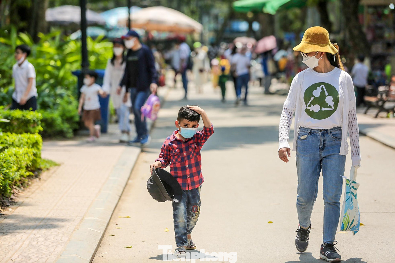 "Hôm nay được nghỉ nên tôi cũng tranh thủ cho cháu đi chơi, cháu ở nhà suốt do dịch COVID-19 nên cũng muốn cháu ra ngoài cho có không khí. Thời tiết hơi nắng một chút tuy nhiên vẫn khá dễ chịu", chị Phương (Từ Sơn, Bắc Ninh) chia sẻ.