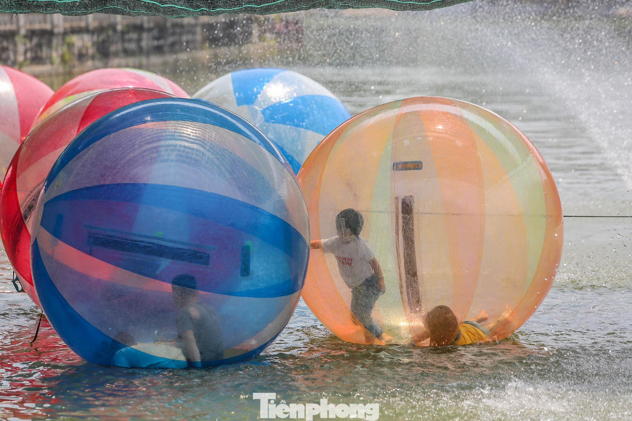 Các trò chơi trong công viên đều hấp dẫn trẻ nhỏ.