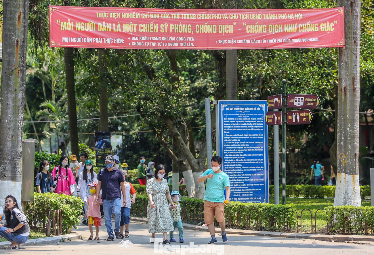 Do diễn biến dịch vẫn phức tạp, vì vậy người dân đến vườn thú vẫn phải đeo khẩu trang