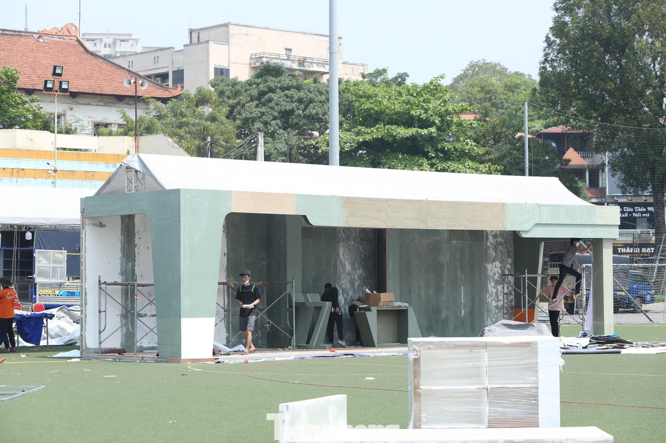 Toàn bộ các gian hàng tại sự kiện được thiết kế với màu sắc tươi sáng, ngôn ngữ trẻ trung, các sản phẩm phong phú, nổi bật được các bạn trẻ đặc biệt yêu thích như sách, trà sữa, cà phê, mỹ phẩm, giầy dép… và nhiều sản phẩm của các đơn vị tham gia với giá hấp dẫn.