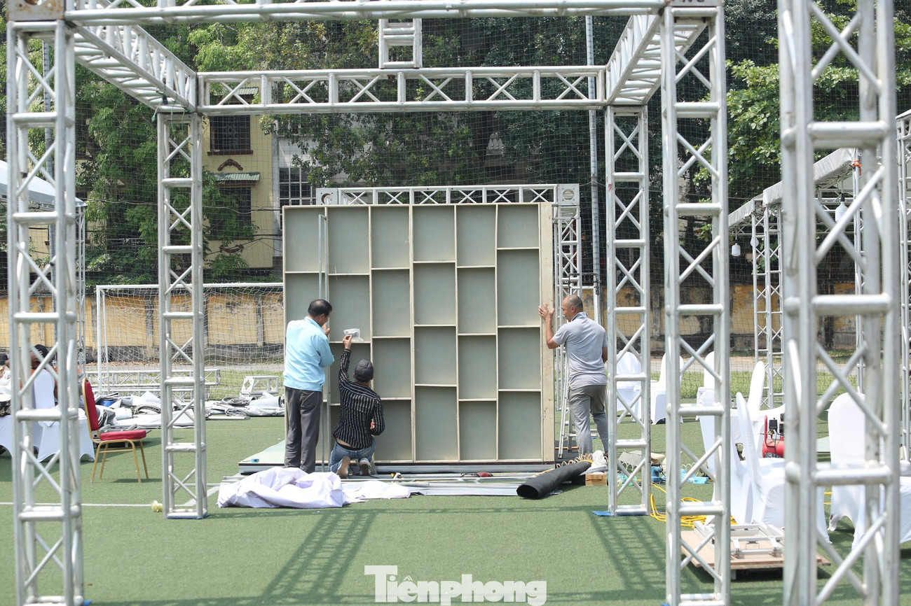 Các gian hàng bắt đầu có mặt tại đây chuẩn bị cho hạ tầng.