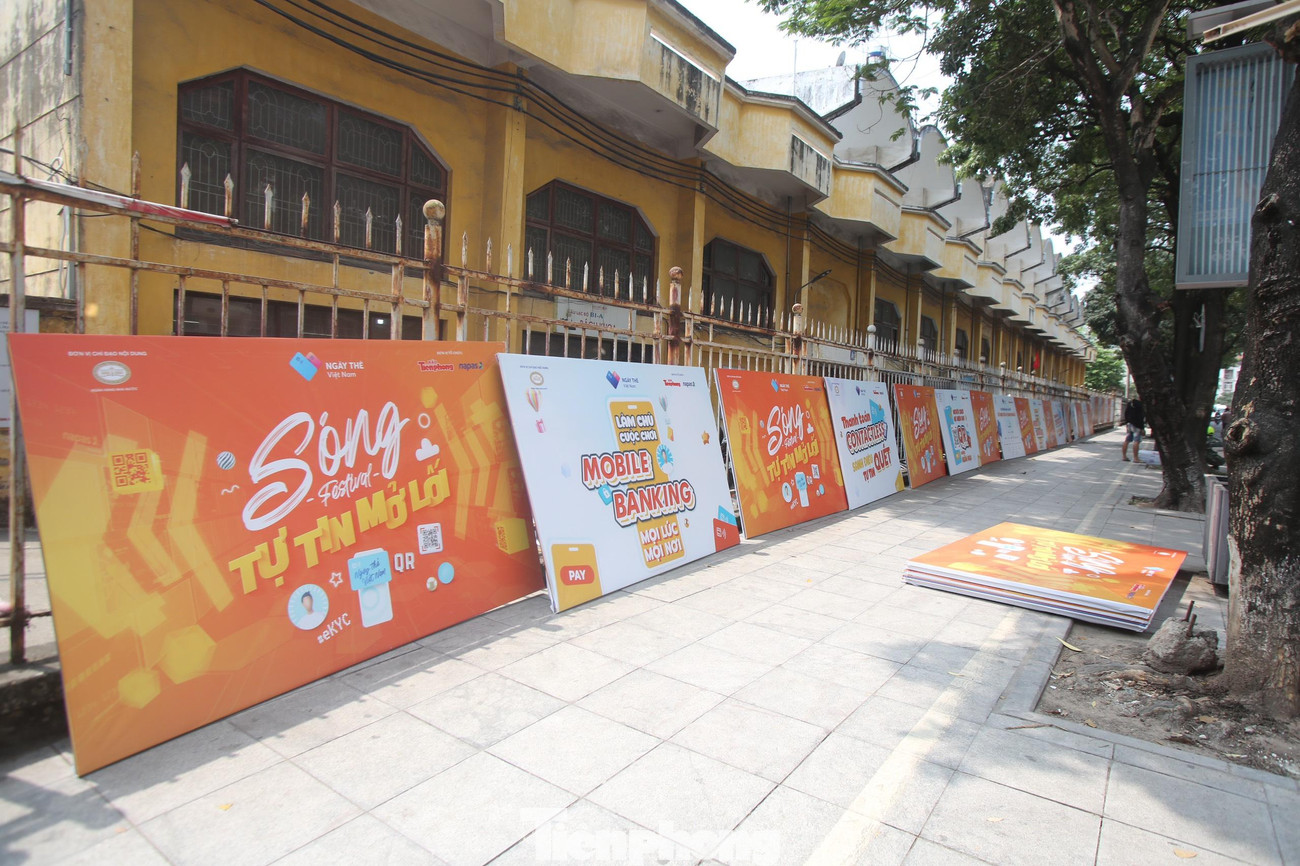 Các cụm trang trí ngày hội Sóng Festival bên ngoài SVĐ Bách Khoa.