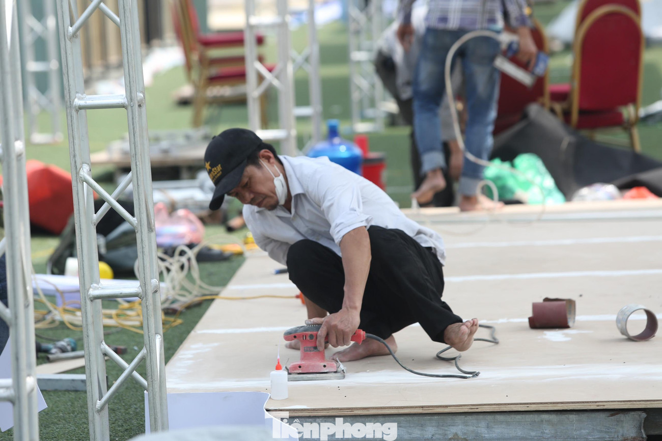 Công nhân tất bật thi công tại SVĐ Bách Khoa trước ngày diễn ra hội chính.
