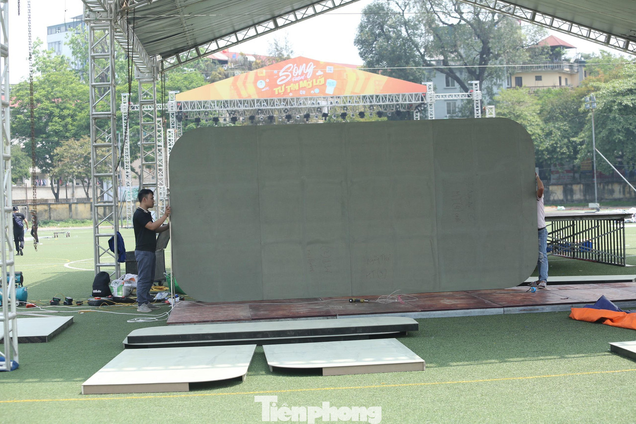 Màn LED, cụm trang trí đang được hoàn thiện.