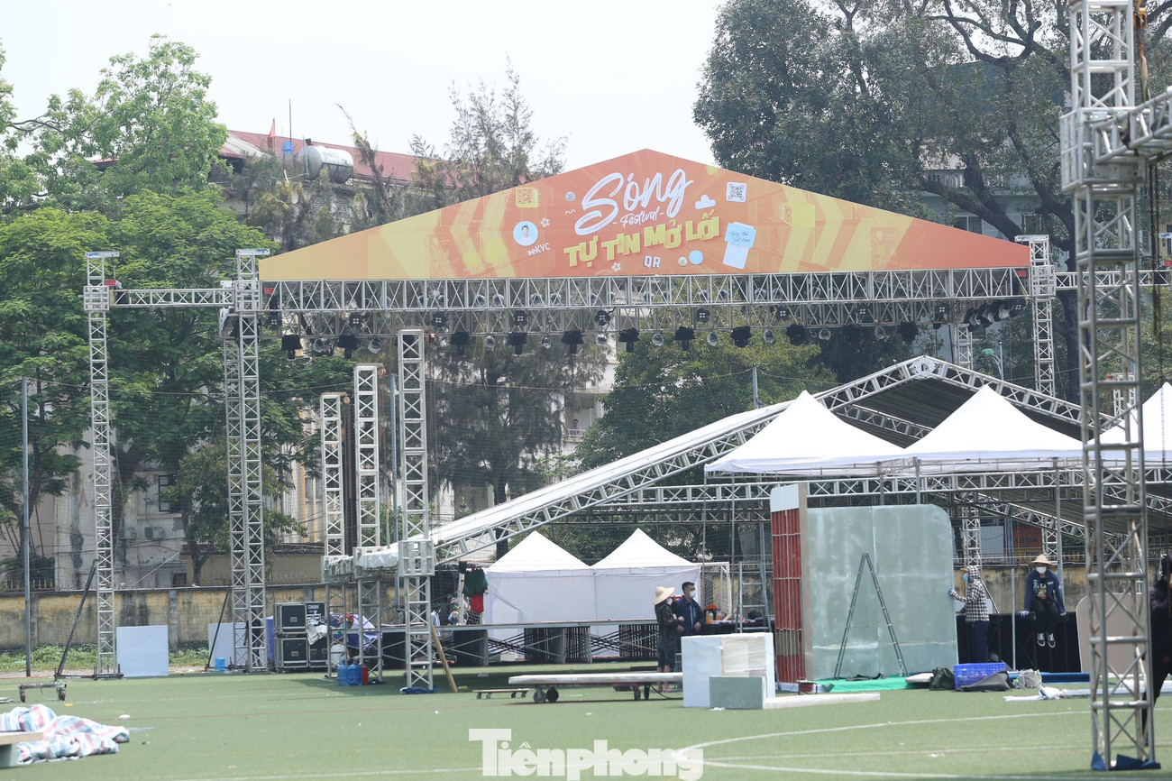 Sân khấu chính đang được thi công gấp rút.