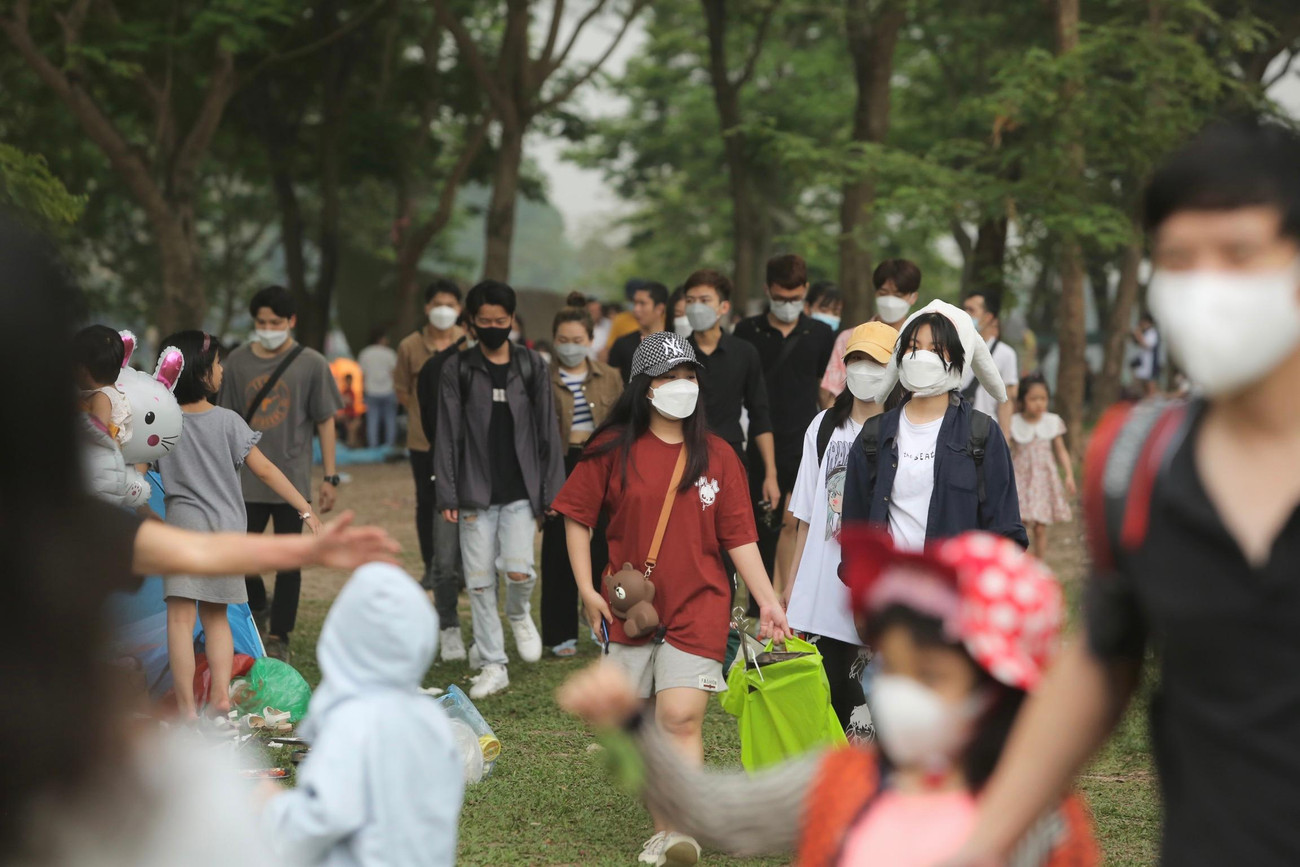 Nườm nượp khách đến công viên để vui chơi, cắm trại.