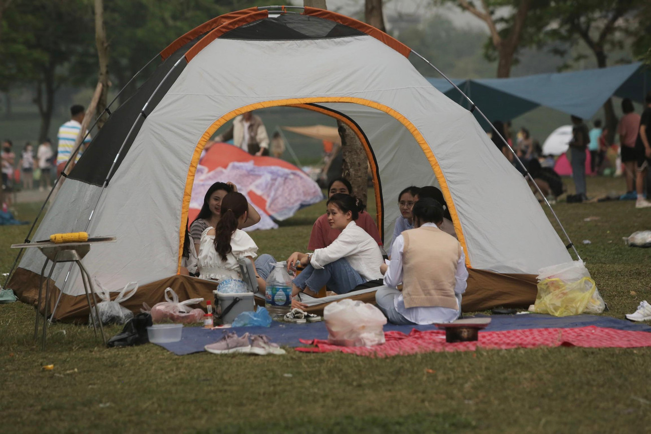 Tại bãi cỏ công viên, nhiều chiếc lều đủ các loại kích cỡ được dựng lên.