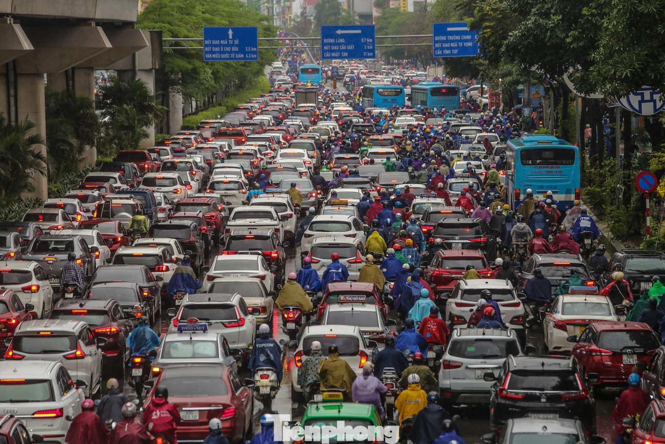 Lượng phương tiện tham gia giao thông đông "nghìn nghịt".