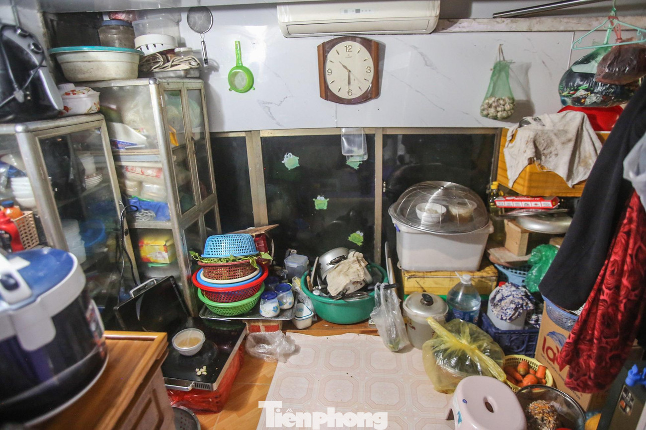 Vật dụng, đồ dùng sinh hoạt hàng ngày đều gói gọn trong căn phòng nhỏ chật hẹp này.