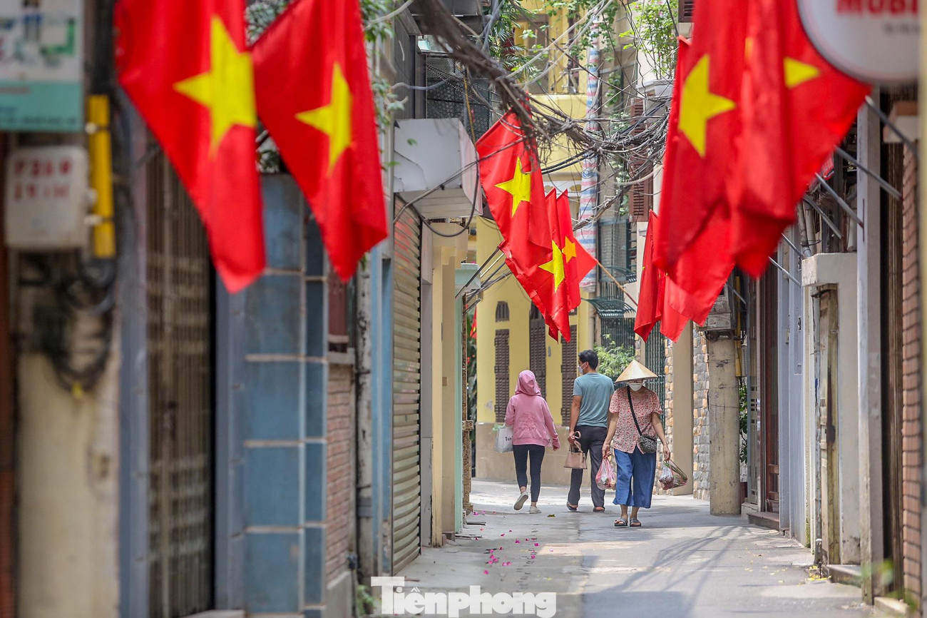 Cờ đỏ xuất hiện trong từng ngóc ngách của phố phường Thủ đô.
